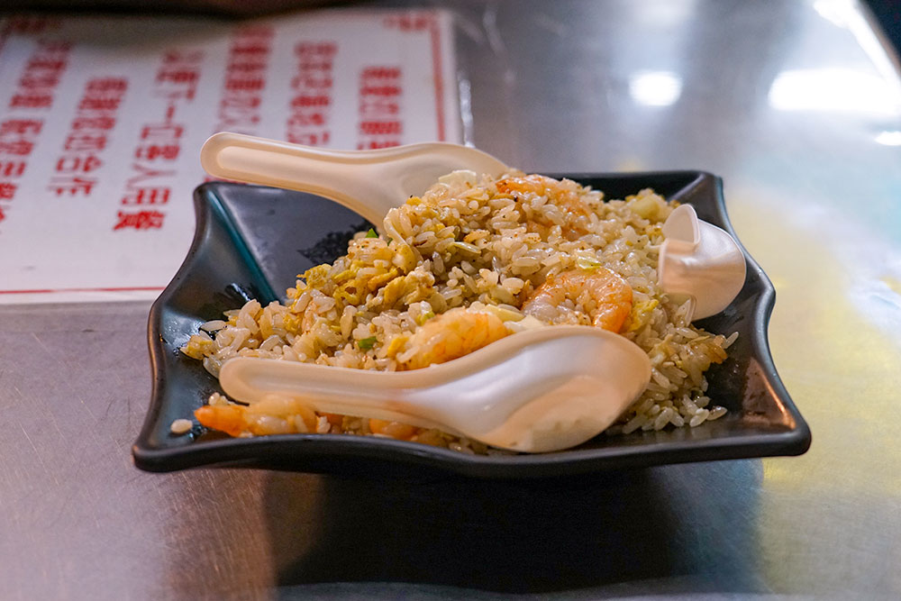 六合夜市のお店の人が通うチャーハン店【洪家】のチャーハンがこちら