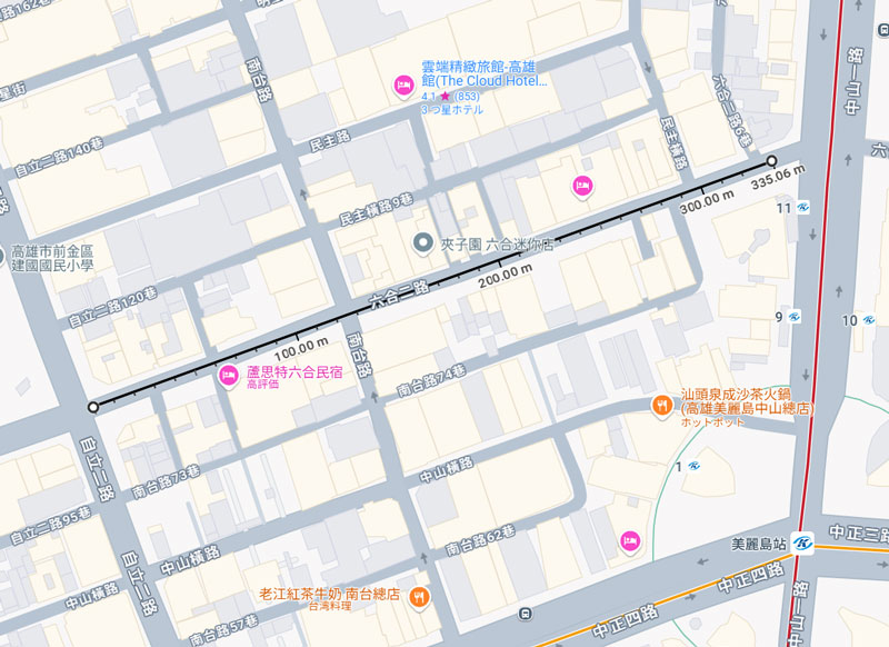 六合観光夜市は地下鉄美麗島駅の付近、台湾鉄道高雄駅、高雄港からもほど近い、高雄市の中心部に位置する観光夜市です。六合路２段の全長350mの街路