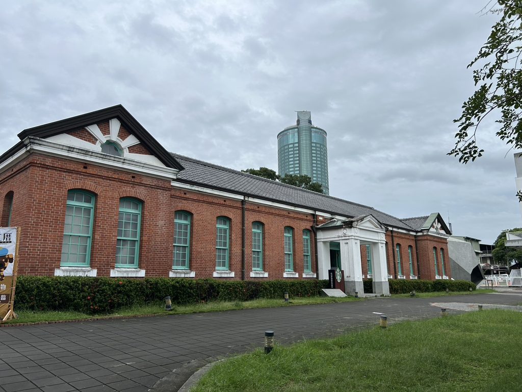赤レンガとミントグリーンの窓枠が特徴的な、歴史的建築物を活かしたスターバックス台南文創門市の外観。