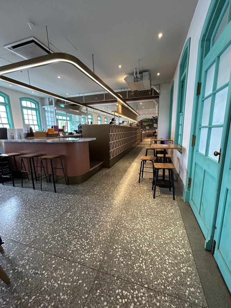 落ち着いた照明とレトロな風合いの床やカウンターが広がる、スターバックス台南文創門市の店内の様子。