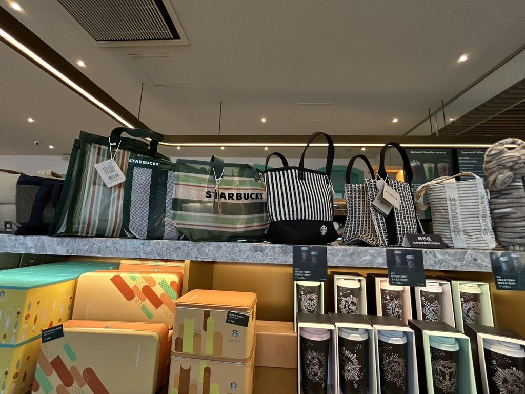 台南文創門市の店内で販売されている、漁師網バッグや限定グッズが並ぶディスプレイ棚。