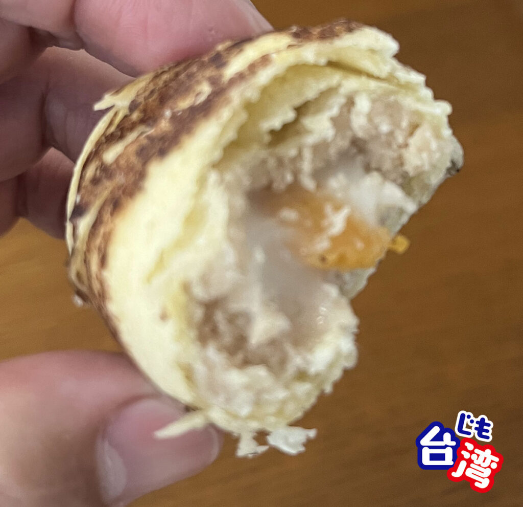 阿聰師「小芋仔」の断面。タロイモ餡と餅が入っている様子