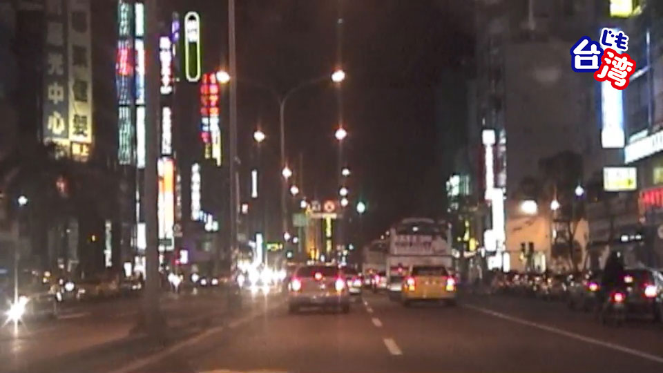 2001年当時、台湾・高雄の夜の街並みを走る車の車内から撮影した、ネオン輝く大通りの風景