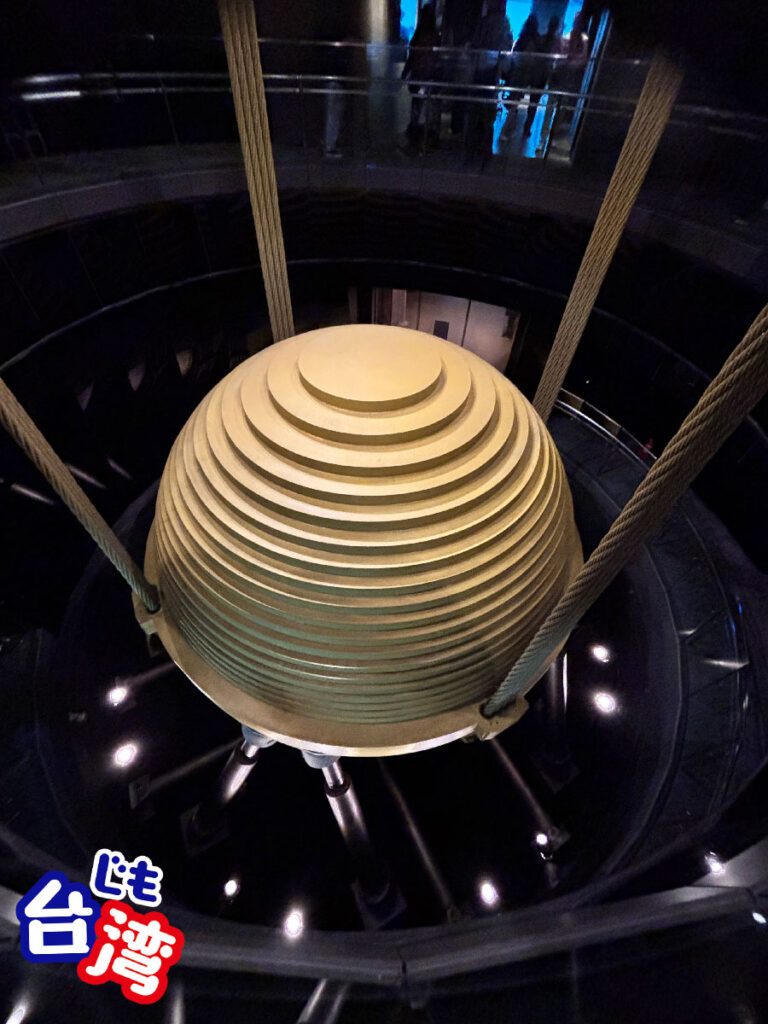 台北101ダンパー吊りワイヤー・直径9センチのワイヤー16本で支持