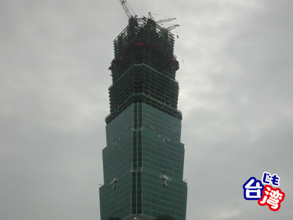 台北101建設中2003年1月・上層部の撮影。ダンパーまだ見えず。