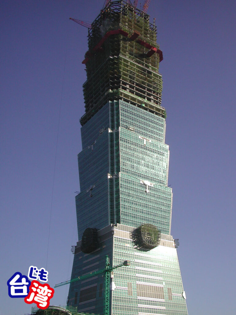 台北101建設中2003年・夕暮れの青空とビルのシルエット