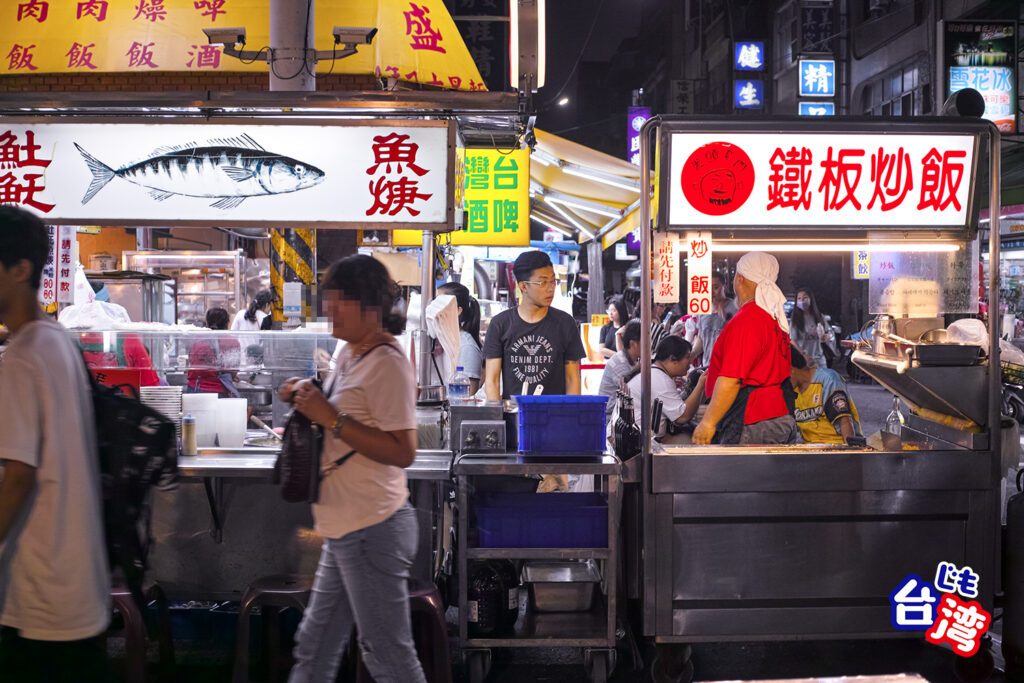 台湾の夜市で鉄板炒飯を調理する屋台の風景