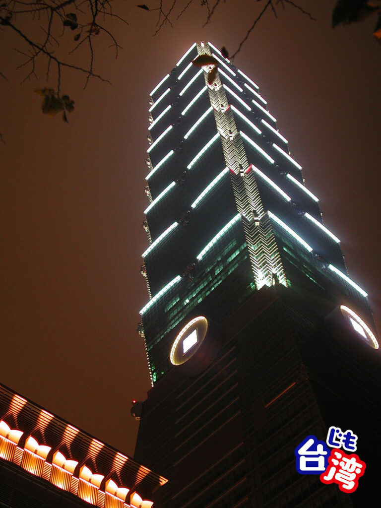 2005年にNikon E880で撮影した台北101の夜景。ライトアップされたビルを見上げる構図